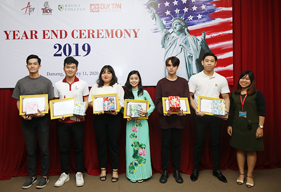 Giảng viên Đại học Duy Tân giành giải C tại Giải thưởng Văn học-Nghệ thuật Nhungsinhviencodonggoptichcucchochuongtrinhadpnhanduocgiaykhenvaphanthuongtronletongket-42