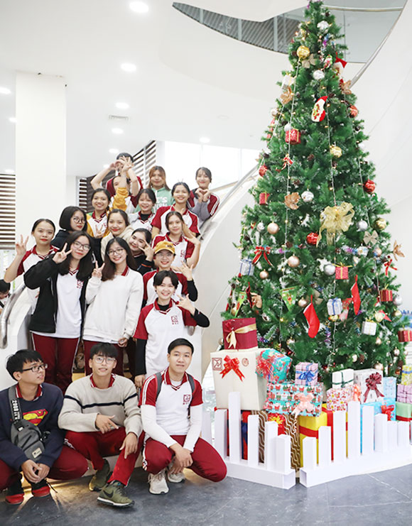 Check in Cây Thông Noel “siêu hot” tại Đại học Duy Tân Noel-5-66