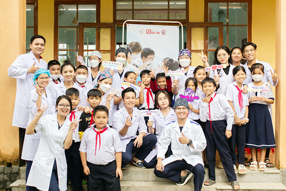 Giảng viên ĐH Duy Tân về Quảng Nam khám răng các em nhỏ trong Chương trình 'Răng xinh đến trường'