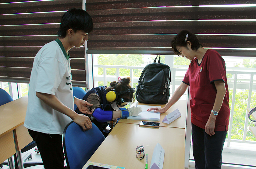 Chuyên gia Nhật Bản tập huấn cho sinh viên Điều dưỡng - Đại học Duy Tân Sakura1-8920236951