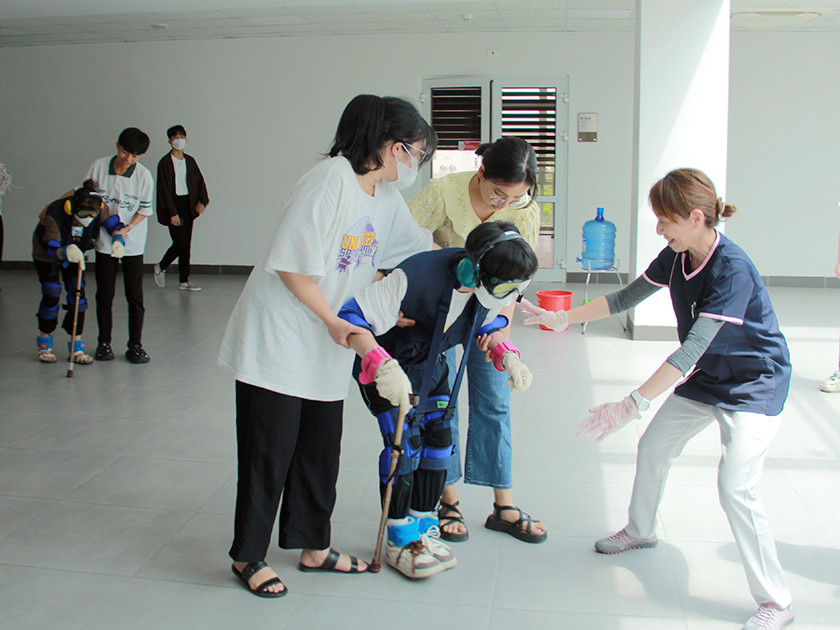 Chuyên gia Nhật Bản tập huấn cho sinh viên Điều dưỡng - Đại học Duy Tân Sakura2-8920237096