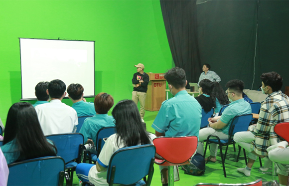 Học sinh trường Sky-Line Đà Nẵng tham quan Đại học Duy Tân
