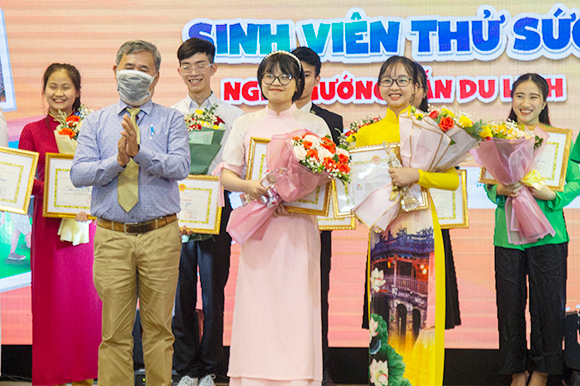 Thí sinh Nguyễn Thị Linh Chi (áo dài hồng) nhận giải Ba Hội thi