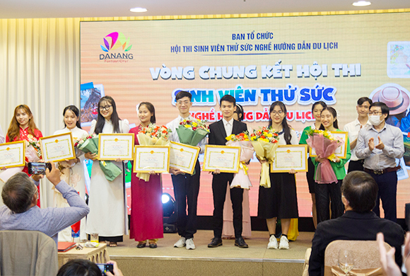 Sinh viên Duy Tân giành giải Ba Hội thi Sinh viên thử sức nghề Hướng dẫn viên Du lịch 2021 Sv2-20