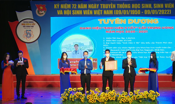 Sinh viên Duy Tân được Vinh danh “Sinh viên 5 tốt”, “Tập thể Sinh viên 5 tốt” và Đón nhận Giải thưởng “Sao tháng Giêng” Sv5t2-1