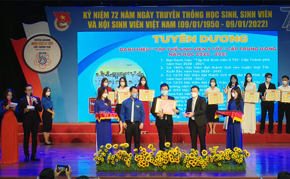 Sinh viên Duy Tân được Vinh danh “Sinh viên 5 tốt”, “Tập thể Sinh viên 5 tốt” và Đón nhận Giải thưởng “Sao tháng Giêng” Sv5t3-85