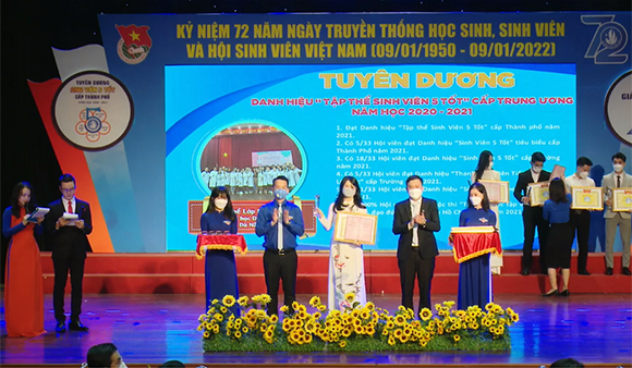 Sinh viên Duy Tân được Vinh danh “Sinh viên 5 tốt”, “Tập thể Sinh viên 5 tốt” và Đón nhận Giải thưởng “Sao tháng Giêng” Sv5t4-72