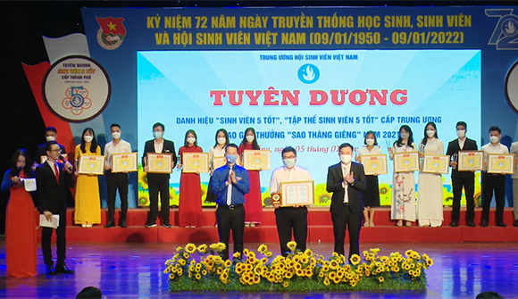 SV Duy Tân được Vinh danh “Sinh viên 5 tốt”, “Tập thể Sinh viên 5 tốt” Sv5t5-96