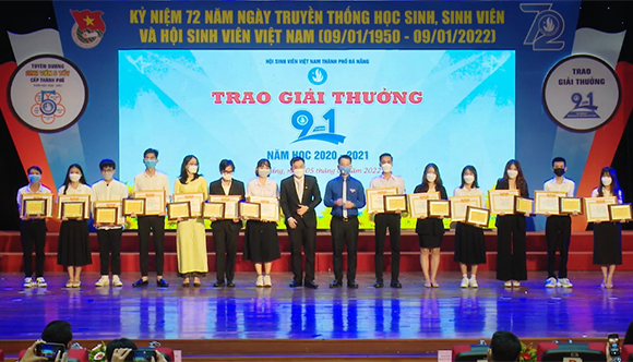 Sinh viên Duy Tân được Vinh danh “Sinh viên 5 tốt”, “Tập thể Sinh viên 5 tốt” và Đón nhận Giải thưởng “Sao tháng Giêng” Sv5t8-68