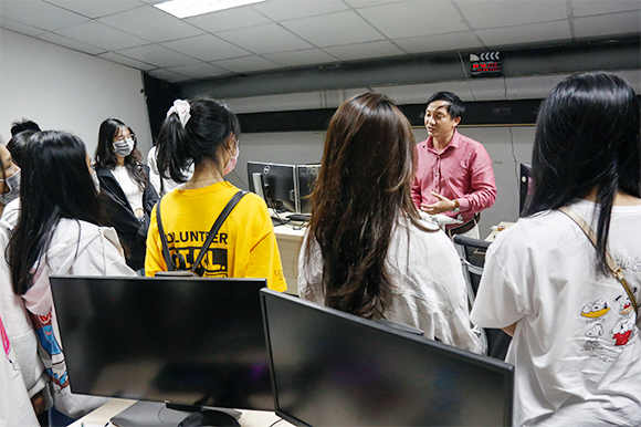 Học sinh THPT Đặng Trần Côn Tham quan và Trải nghiệm thực tế tại Đại học Duy Tân Thamquan-42