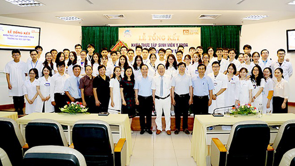 Các bác sĩ của Bệnh viên TW và các giảng viên ĐH Duy Tân cùng các em sinh viên chụp ảnh lưu niệm tại lễ tổng kết