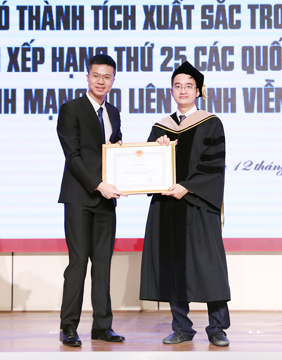 Đại học Duy Tân nhận bằng khen của Bộ Thông tin và truyền thông