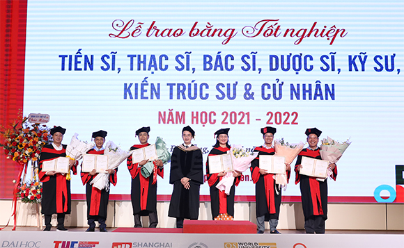 Đại học Duy Tân Tổ chức Lễ trao bằng Tốt nghiệp Tiến sĩ, Thạc sĩ, Bác sĩ, Dược sĩ, Kỹ sư, Kiến trúc sư và Cử nhân