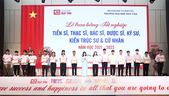 Đại học Duy Tân Tổ chức Lễ trao bằng Tốt nghiệp Tiến sĩ, Thạc sĩ, Bác sĩ, Dược sĩ, Kỹ sư, Kiến trúc sư và Cử nhân