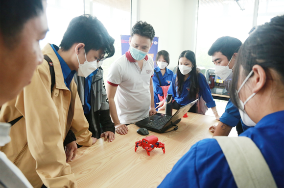 Học sinh THPT tham quan Đại học Duy Tân cùng tìm hiểu Khoa học Công nghệ và Tương lai Tq10-89