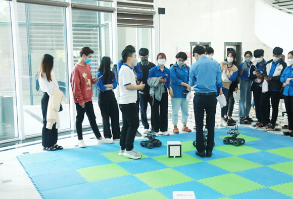 Học sinh THPT tham quan Đại học Duy Tân cùng tìm hiểu Khoa học Công nghệ và Tương lai Tq11-52