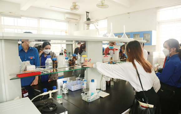 Học sinh THPT tham quan Đại học Duy Tân cùng tìm hiểu Khoa học Công nghệ và Tương lai Tq14-71