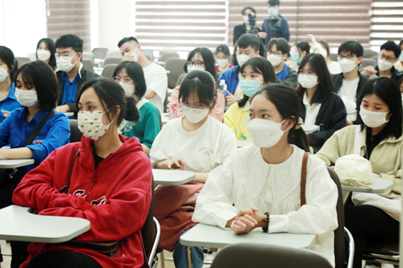 Học sinh THPT tham quan Đại học Duy Tân cùng tìm hiểu Khoa học Công nghệ và Tương lai Tq2-67