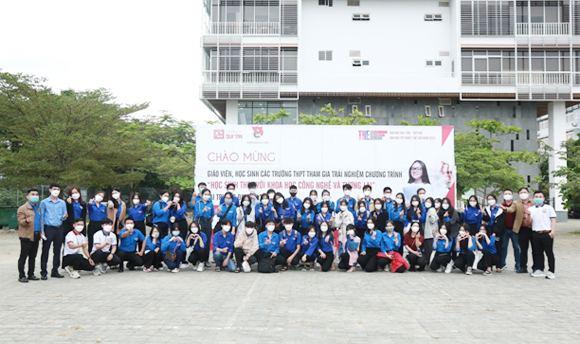Học sinh THPT tham quan Đại học Duy Tân cùng tìm hiểu Khoa học Công nghệ và Tương lai Tq20-24
