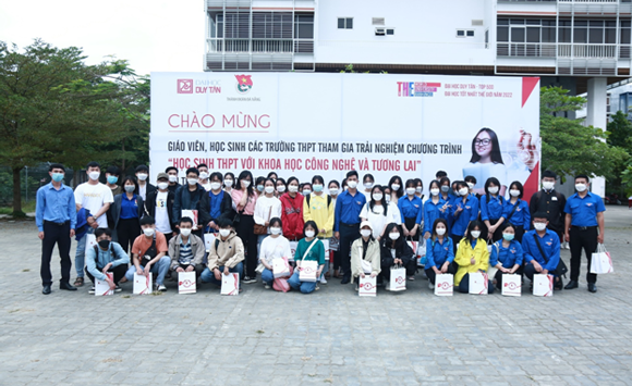 Học sinh THPT tham quan Đại học Duy Tân cùng tìm hiểu Khoa học Công nghệ và Tương lai Tq21-5
