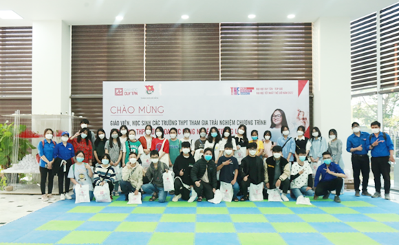 Học sinh THPT tham quan Đại học Duy Tân cùng tìm hiểu Khoa học Công nghệ và Tương lai Tq22-86