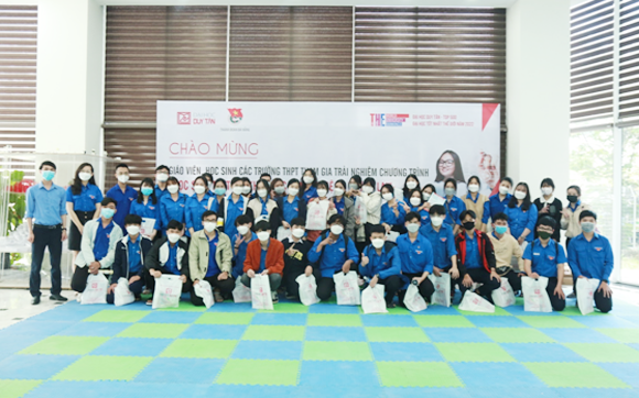 Học sinh THPT tham quan Đại học Duy Tân cùng tìm hiểu Khoa học Công nghệ và Tương lai Tq23-25