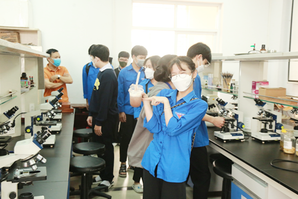 Học sinh THPT tham quan Đại học Duy Tân cùng tìm hiểu Khoa học Công nghệ và Tương lai Tq24-11