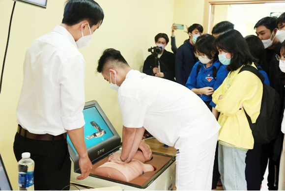 Học sinh THPT tham quan Đại học Duy Tân cùng tìm hiểu Khoa học Công nghệ và Tương lai Tq3-42
