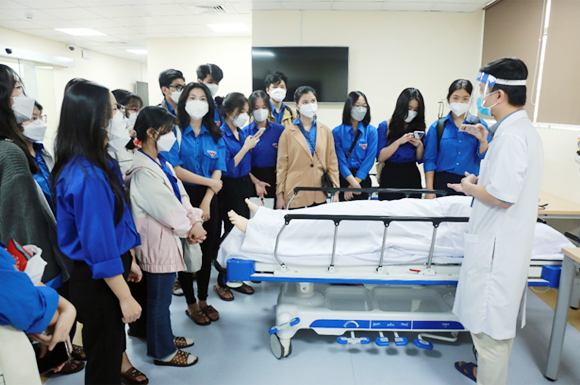 Học sinh THPT tham quan Đại học Duy Tân cùng tìm hiểu Khoa học Công nghệ và Tương lai Tq4-3