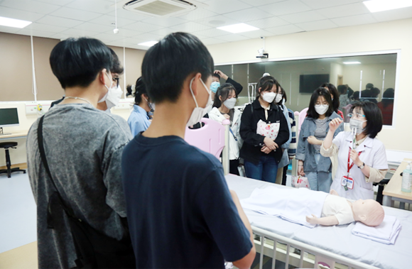 Học sinh THPT tham quan Đại học Duy Tân cùng tìm hiểu Khoa học Công nghệ và Tương lai Tq5-14