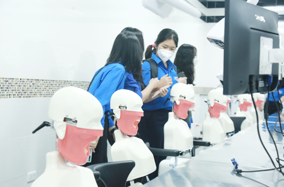 Học sinh THPT tham quan Đại học Duy Tân cùng tìm hiểu Khoa học Công nghệ và Tương lai Tq6-20