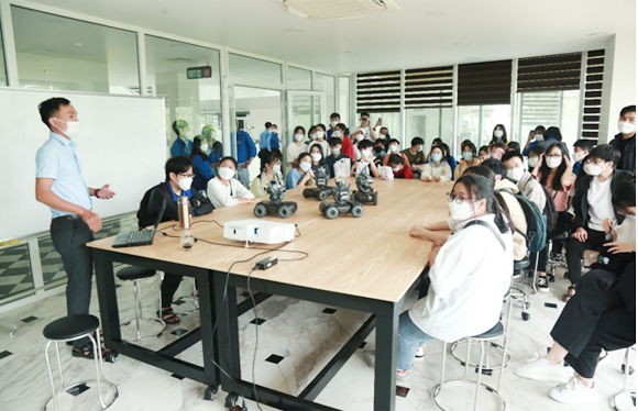 Học sinh THPT tham quan Đại học Duy Tân cùng tìm hiểu Khoa học Công nghệ và Tương lai Tq8-56