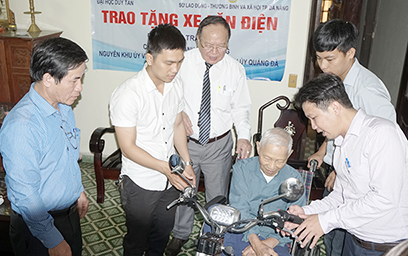 Cán bộ, Giảng viên Duy Tân hướng dẫn Đồng chí Trần Thận sử dụng xe lăn điện