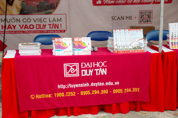 Đại học Duy Tân tham gia Ngày hội Tuyển sinh tại THPT Hoàng Hoa Thám, Đà Nẵng Ts1-86