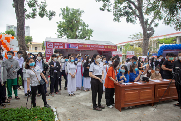 Đại học Duy Tân tham gia Ngày hội Tuyển sinh tại THPT Hoàng Hoa Thám, Đà Nẵng Ts10-17