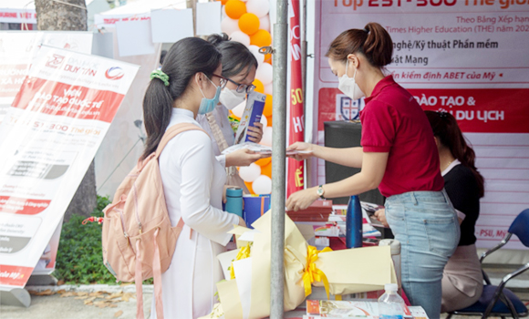 Đại học Duy Tân tham gia Ngày hội Tuyển sinh tại THPT Hoàng Hoa Thám, Đà Nẵng Ts23-75