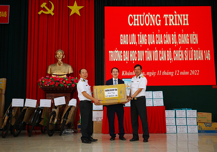 Đại học Duy Tân đến Thăm và Tặng quà cho các Chiến sĩ Trường Sa