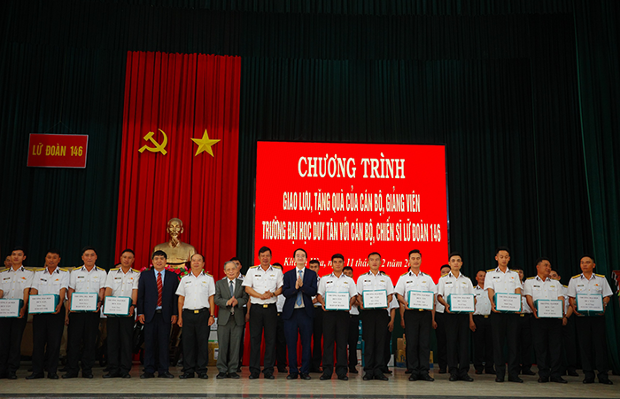 	Trường Đại học Duy Tân thăm, tặng quà cán bộ chiến sĩ Vùng 4 Hải quân