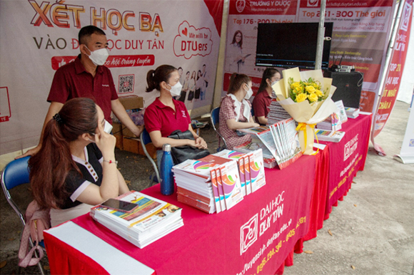 Đại học Duy Tân tham gia Ngày hội Tuyển sinh tại THPT Hoàng Hoa Thám, Đà Nẵng Ts5-65