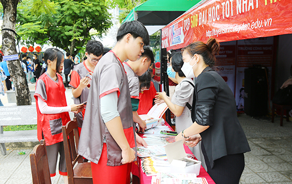 Đại học Duy Tân tham dự Ngày hội “Sắc màu Thanh Khê”