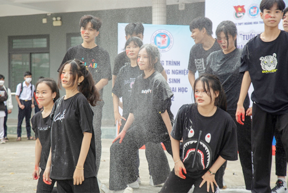Đại học Duy Tân tham gia Ngày hội Tuyển sinh tại THPT Hoàng Hoa Thám, Đà Nẵng Ts6-6