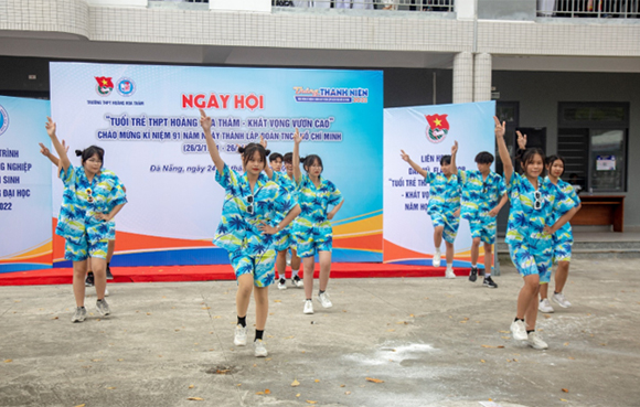 Đại học Duy Tân tham gia Ngày hội Tuyển sinh tại THPT Hoàng Hoa Thám, Đà Nẵng Ts8-95