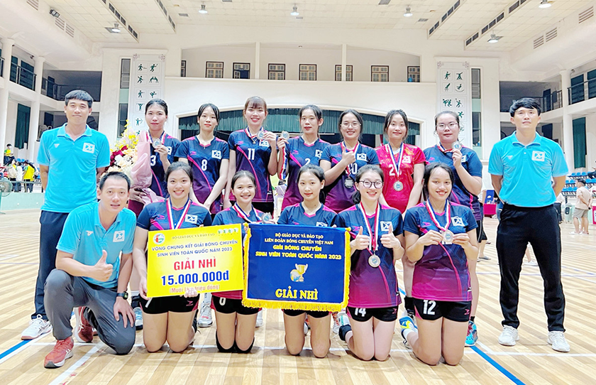 Niềm vui của đội tuyển nữ bóng chuyền ĐH Duy Tân với giải Á quân toàn quốc 2023