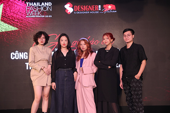 B? suu t?p m? màn ThaiLand Fashion Week có thi?t k? c?a sinh viên ÐH Duy Tân