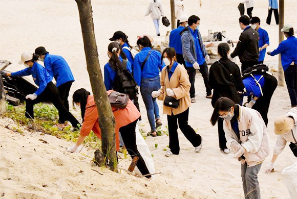 Hàng trăm 'áo xanh' dọn rác làm sạch bãi biển Đà Nẵng