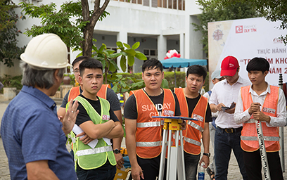 Sinh viên Xây dựng ĐH Duy Tân được học tập với nhiều thiết bị hiện đại
