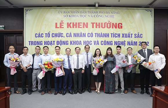 Các Nhà Khoa học của ĐH Duy Tân nhận Bằng khen của UBND Thành phố Đà Nẵng năm 2022 Z3420961000882_de2f8920254f0421cb2c60bbf0eab560-56