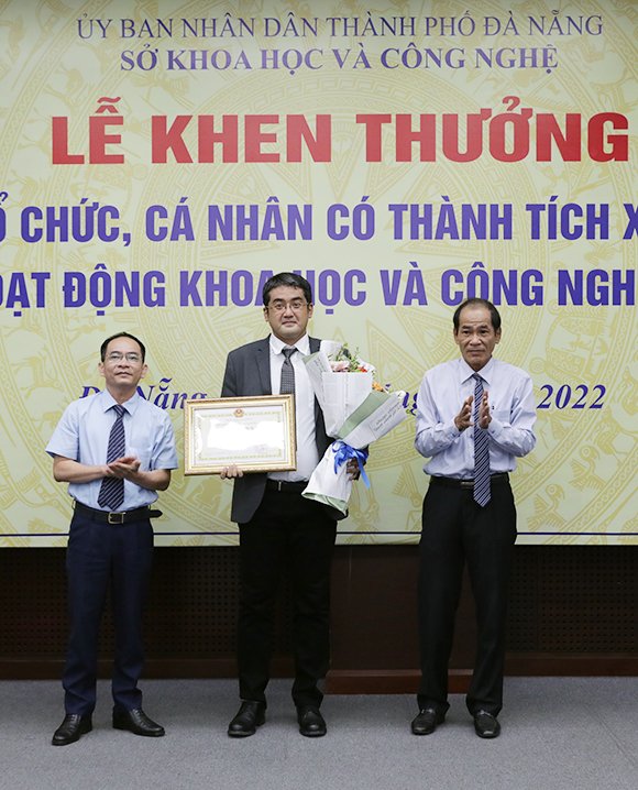 Các Nhà Khoa học của ĐH Duy Tân nhận Bằng khen của UBND Thành phố Đà Nẵng năm 2022 Z3420961005726_67c9ccf24b7a685329a75bff8ad260ff-61