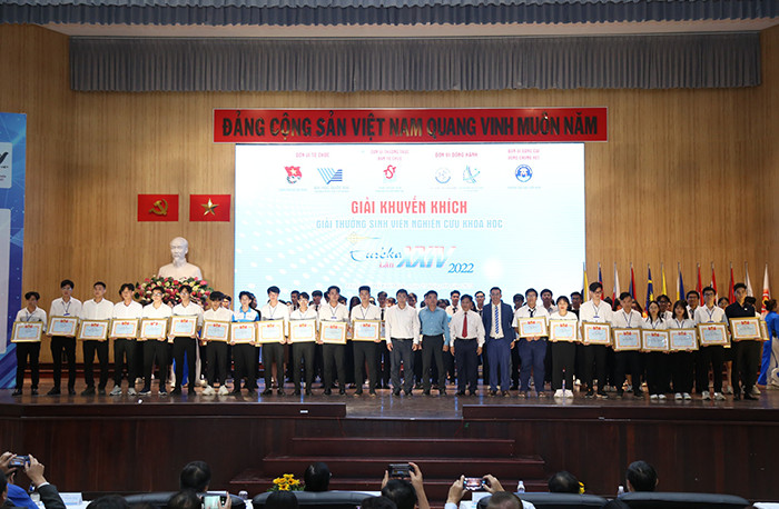 Sinh viên ĐH Duy Tân giành giải Khuyến khích tại Euréka lần thứ 24 Z4014604830689_2ff93372c6a630ee1862e3a0d54b1b1f-75
