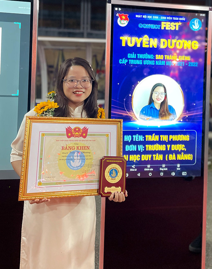 Nữ sinh Khoa Y Đại học Duy Tân nhận Giải thưởng Sao tháng Giêng 2022